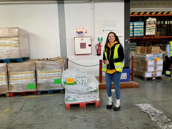 $!Marina Bottino, subdirectora de Aerocargo, en el Banco de Alimentos de Barcelona.