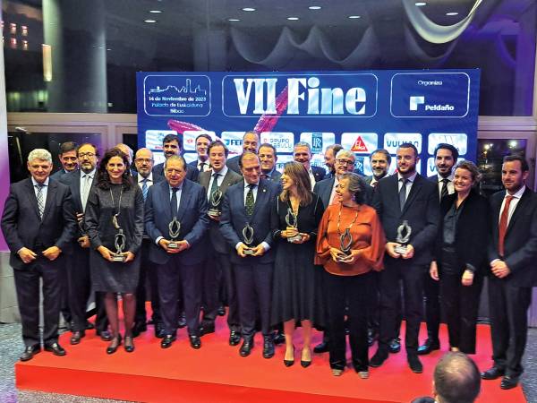 $!El presidente de Boluda Corporación Marítima, Vicente Boluda (fila delantera, tercero por la izquierda), recibió el premio en la categoría de Armador en la VII edición de los premios FINE en la noche del pasado lunes en Bilbao. Foto J.P.