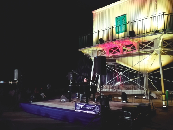 $!Vertiente musical. Los últimos años se han organizado eventos musicales de diferente tamaño en el Port de Tarragona. El presidente de la Autoridad Portuaria, Santiago J. Castellà, destaca: “Racons de Mar”, en espacios portuarios poco conocidos; “Havaneres al Port”, un encuentro con la música tradicional con más de 30 años de historia, o “Voramar”, pequeños conciertos en la terraza del Teatret del Serrallo abierto a jóvenes intérpretes locales.