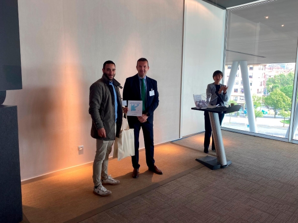 $!Fabrice Turquet, Freight Sales Manager Iberian Market de Brittany Ferries, ha hecho entrega de dos pasajes de ferri a Portsmouth al asistente agraciado en el sorteo.