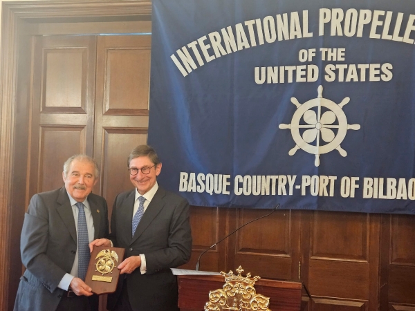 $!Foto José Luis Grijalvo, presidente del Propeller Club del País Vasco-Port of Bilbao hizo entrega de la metopa a José Ignacio Goirigolzarri.