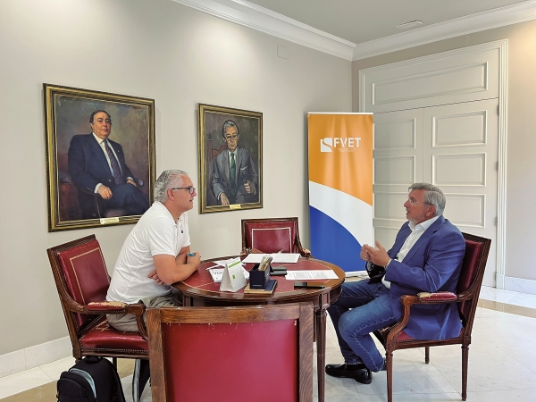 $!Raúl Tárrega, periodista de Diario del Puerto, y Carlos Prades, durante un momento de la entrevista.