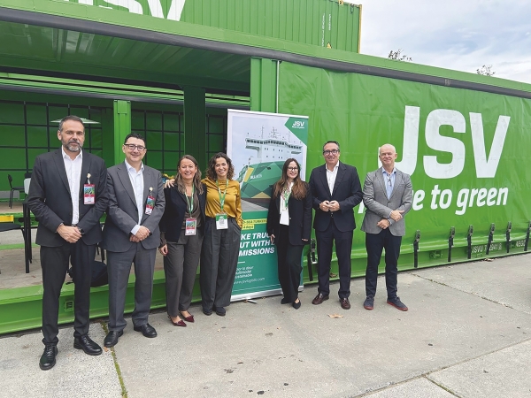 $!La delegación castellonense junto a representantes de JSV en Logitrans Turquía.