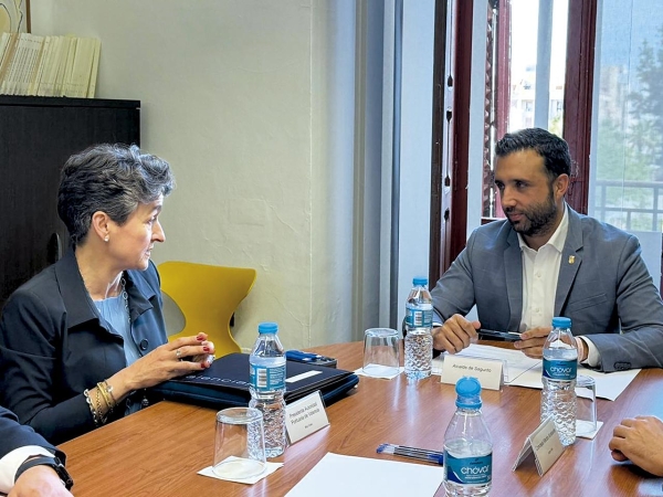 $!El alcalde de Sagunto, Darío Moreno, y la presidenta de la Autoridad Portuaria de Valencia, Mar Chao, mantienen un encuentro para “avanzar en la apertura del puerto a la ciudad”.