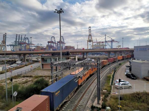$!Las mercancías que llegan o salen del Puerto de València representan el 11% del total, un porcentaje que triplica la cuota media de lo que se transporta en España por tren.