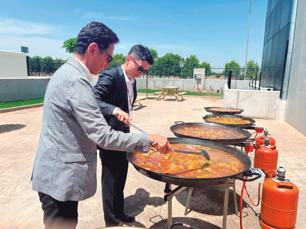 $!inauguración a la valenciana. Ayer no faltó el tradicional plato valenciano por excelencia, la paella, que hasta los máximos accionistas de ShibataFenderTeam se atrevieron a cocinar. Foto J.C.P.