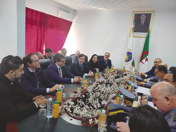 $!Los miembros de la comunidad portuaria alicantina mantuvieron una reunión de trabajo con el departamento aduanero del Puerto de Orán.