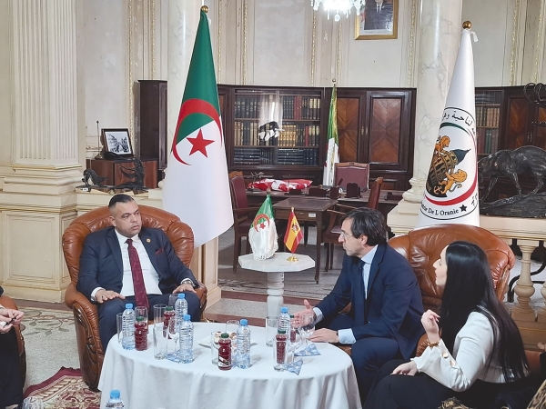 $!Un momento de la reunión mantenida entre la delegación alicantina con el presidente de la Cámara de Comercio de Orán.