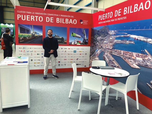 $!Stand de Uniport con Ariel Toledano de SEALLS.