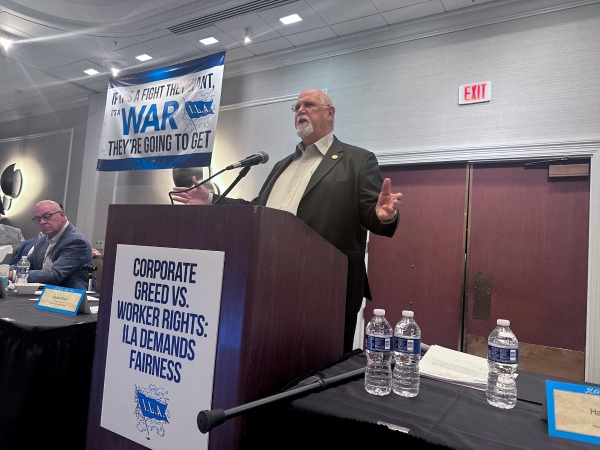 $!“Si quieren una pelea, van a tener una guerra”, se lee en el cartel junto Harold J. Daggett, presidente del sindicato ILA.