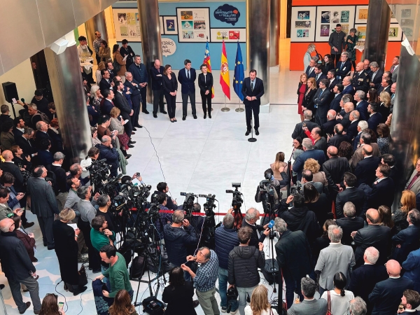 $!Momento en que Óscar Puente ha realizado al anuncio de la autorización de las obras del nuevo muelle de contenedores del Puerto de Valencia ante la comunidad logística valenciana y los medios de comunicación durante el cóctel navideño organizado por la APV en el Edificio del Reloj. Foto L.D.