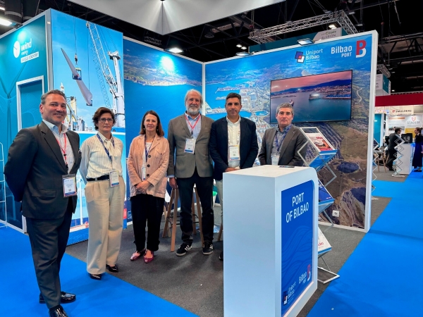 $!Desde la izquierda: Juan de Castro (Pérez y Cía.), Amaia Sarasola (AP de Bilbao), Cristina Ardeo (AP de Bilbao), Jorge Piña (Pérez y Cía.), Jorge Sieiro (Pérez y Cía.), Roberto Bartolomé (Uniport).