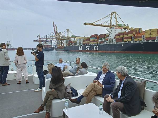 $!Los representantes europeos han realizado una visita a las instalaciones portuarias valencianas.