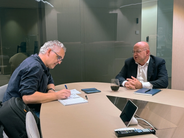 $!Raúl Tárrega, periodista de Diario del Puerto, y Ramón Sotomayor, CEO de Romeu, durante la entrevista.