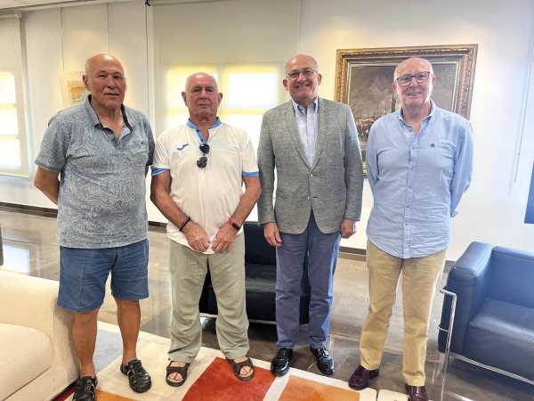 $!Joan Calabuig, (segundo por la derecha) junto a representantes de Federación de Vecinos del Morvedre, en su reunión de ayer.