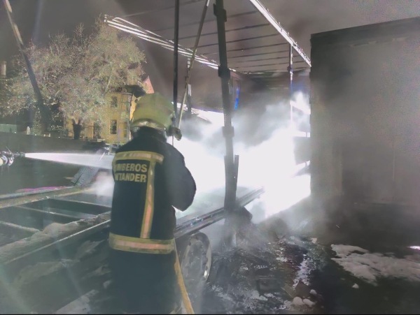 $!Los bomberos del Ayuntamiento de Santander se desplazaron hasta el lugar de los hechos.