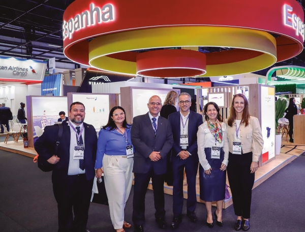 $!Mariana Pescatori, viceministra de Puertos y Aeropuertos de Brasil (segunda por la derecha), con otras autoridades en el stand de España.
