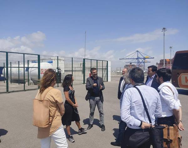 $!La delegación colombiana ha visitado la hidrogenera instalada en el Puerto de Valencia.