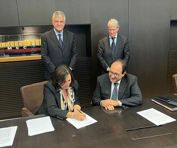 El acuerdo ha sido firmado en Ginebra por Sabrina De Filippis, CEO de Mercitalia Logistics, líder de la División de Negocio Logístico del Grupo FS Italiane, y Giuseppe Prudente, Chief Logistics Officer de MSC y Presidente de MEDLOG, en presencia de Luigi Ferraris, CEO del Grupo FS, y Gianluigi Aponte, Presidente del Grupo MSC.