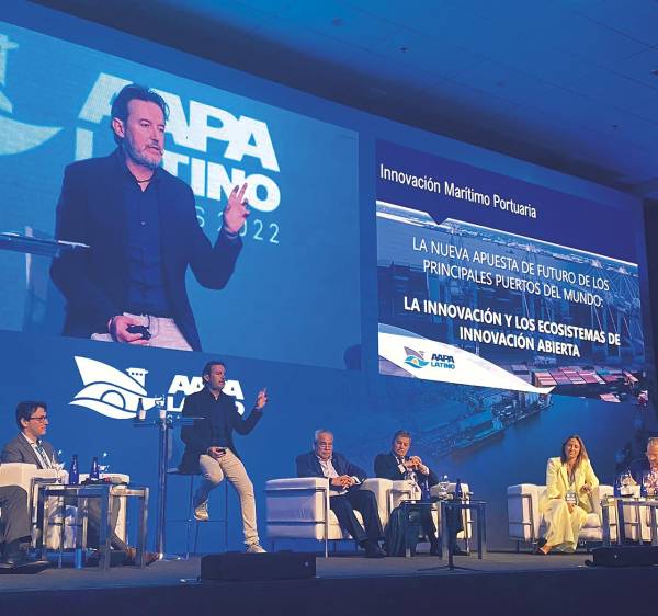 $!Miguel Garín, director de Desarrollo Internacional de la Fundación Valenciaport, moderando una de las sesiones de “Charlas de Puertos” durante el congreso AAPA Latino 2022.