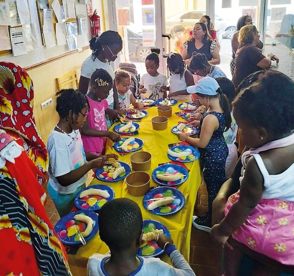 $!Los menores del barrio de Orriols realizaron talleres sobre aprovechamiento de alimentos.