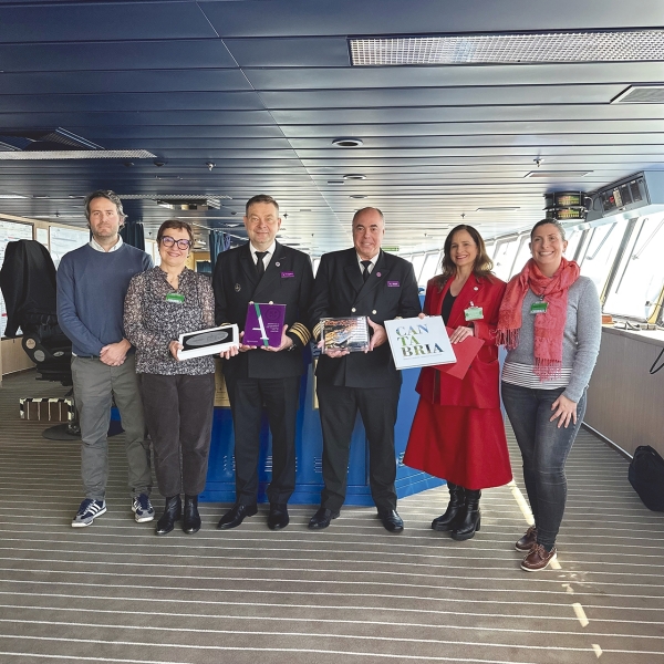 $!Entrega de metopa al capitán del “Ambition”.