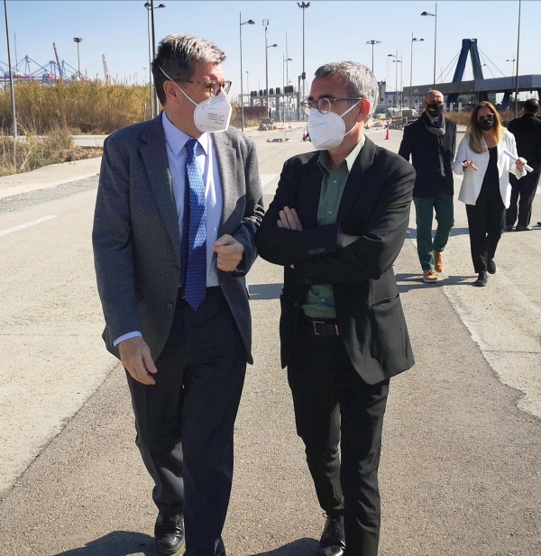 $!Aurelio Martínez, presidente de la APV; y Fidel Vázquez, director general de Sepes, durante la visita realizada a la ZAL del Puerto de Valencia.