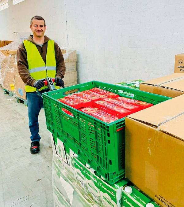 $!Albert Marquès, director de Producto para United Cargo, en el Banco de Alimentos de Barcelona.