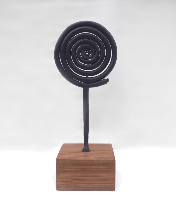 $!La escultura titulada “Espiral”, de Vicente Ortí, también ha sido donada para la exposición.