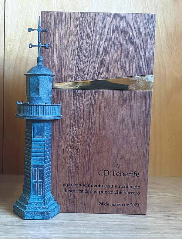 $!Reconocimiento al CD de Tenerife por su vinculación histórica con el puerto capitalino chicharrero.