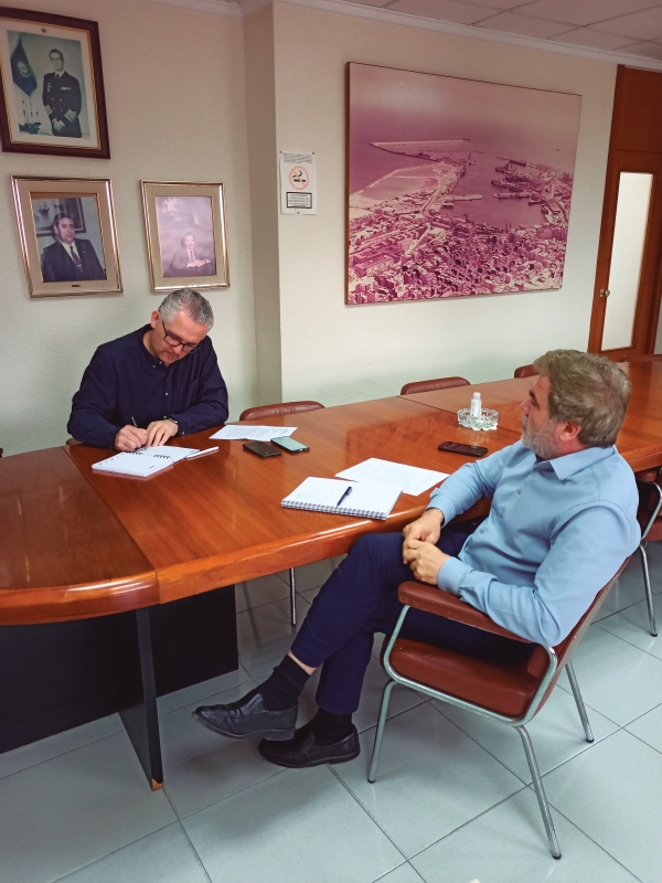 $!Raúl Tárrega, periodista de Diario del Puerto, y Ernesto Peris, durante la entrevista.