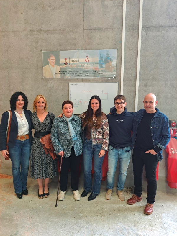 $!La familia Iguaran-Urkolo junto a la placa de inauguración del “Hangar H8”, que rinde tributo a Juan (“Juanito”) Iguaran, fundador de la empresa. Foto J.P.