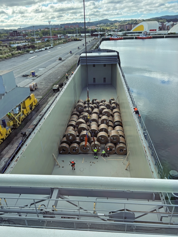 $!El buque “Sueve” de Junquera Marítima realiza en Avilés el primer embarque para ArcelorMittal