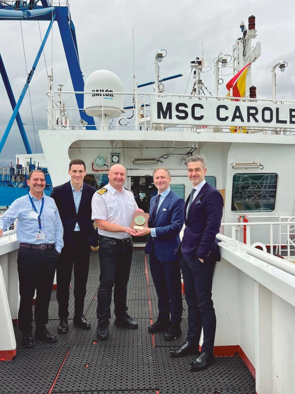 $!El presidente de la Autoridad Portuaria de Bilbao, Iván Jiménez (segundo derecha), entregó al capitán del “MSC Carole” de una metopa conmemorativa de su primera escala en Bilbao, en presencia del director de MSC en Bilbao, Sergio Ruigómez (primero derecha), y el director de Operaciones, Comercial y Logística de la AP de Bilbao, Andima Ormaetxe.