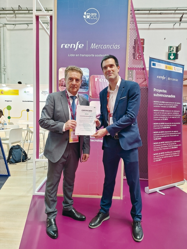 $!Un momento de la entrega del certificado de huella de carbono a Pecovasa por parte de Renfe Mercancías.
