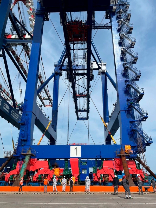 $!CSP Iberian Bilbao Terminal recibe su nueva grúa STS