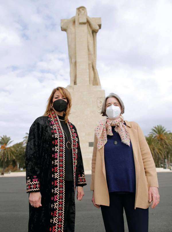 $!La presidenta del Puerto de Huelva, Pilar Miranda, ha recibido a la bisnieta de la escultora del Monumento a Colón, Fiona Donovan