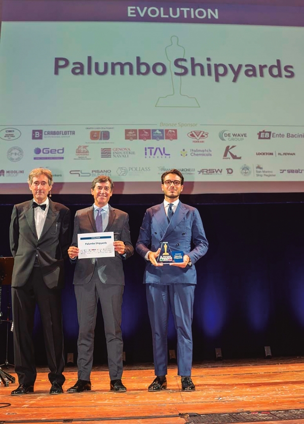 $!Izq.a dcha.: Angelo Scorza, fundador, director y propietario de Ship2Shore; Jaime Pinedo, delegado de Diario del Puerto en Bilbao; representante de Palumbo Shipyards, premiado en la categoría Evolution.