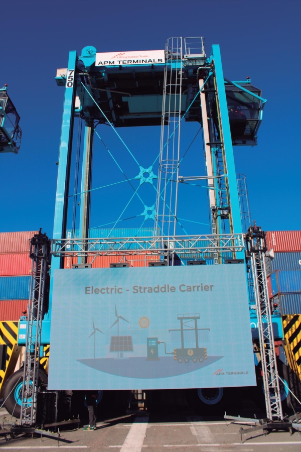 $!La incorporación de las cinco straddle carriers eléctricas se enmarcan en la inversión de 60 millones de euros de APM Terminals en Barcelona para hacer frente a la descarbonización. Foto M.V.