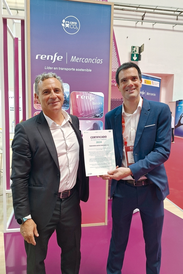 $!Un momento de la entrega del certificado de huella de carbono a Tramesa por parte de Renfe Mercancías.