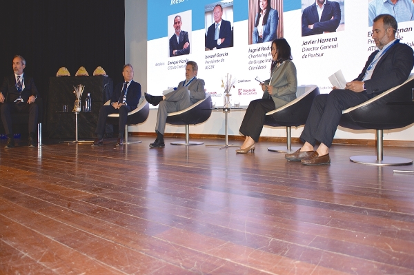 $!Enrique Vicedo, CEO de Coenable; Ismael García, presidente de ASCER; Ernesto Peris, presidente de ATEIA-OLTRA Valencia; Ingrid Rodríguez, Chartering Manager de Crimidesa y Javier Herrera, director general de PortSur Castellón. Foto J.C.P.