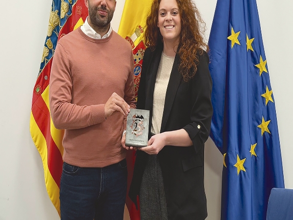 $!Raquel Ruiz, presidenta de Propeller Junior, entregó una metopa conmemorativa al alcalde-presidente de Sagunto, Darío Moreno.