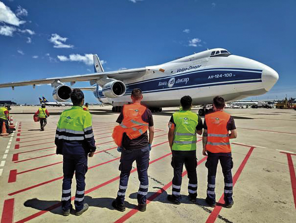 Equipo de IAS Handling a pie de pista en el aeropuerto de Barcelona.