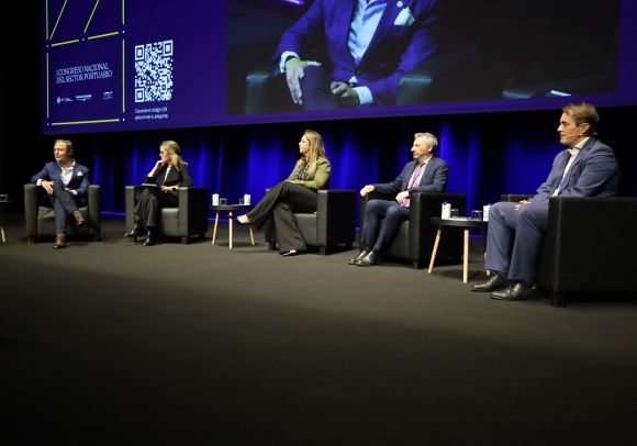 Iván Jiménez, presidente de la Autoridad Portuaria de Bilbao; Lidia Muñoz, directora de Puertos y Aeropuertos de Indra; Elena García, directora Área de Consultoría y Desarrollo en Brain &amp; Code; Francisco Toledo, director de la Cátedra Smart Ports en la Universitat Jaume I; y Óscar Pernía, co-founder &amp; Chief Technology Officer (CTO) de NextPort.ai. Foto R. T.
