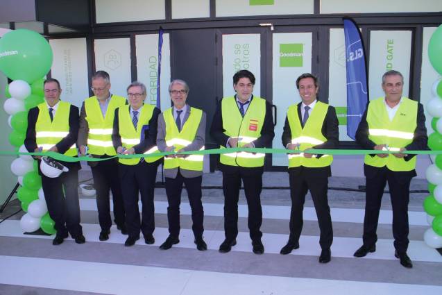 David Pérez, consejero de Transportes de la CAM (centro), presidió ayer la inauguración del Goodman Madrid Gate 1, nuevo hub de cross docking de GLS. Foto M.J.