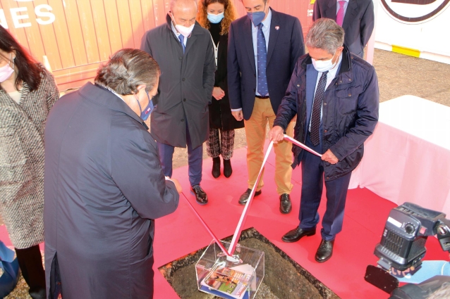 El presidente de Boluda Corporación Marítima, Vicente Boluda (izq.), y el presidente de Cantabria, Miguel Ángel Revilla, en el acto de colocación de la primera piedra de Boluda Maritime Terminals Santander. Foto J.P.