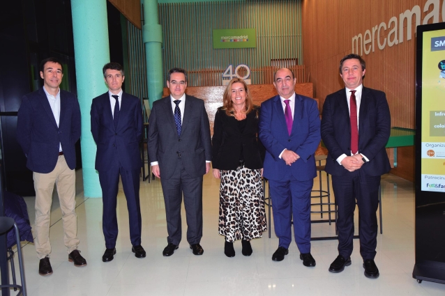 Desde la izquierda, David Chica, director de Mercamadrid; Jaime Moreno, director general de Transporte Terrestre del MITMA; Óscar Romera, coordinador general de Economía, Comercio y Consumo del Ayuntamiento de Madrid; Silvia Llerena, directora de Desarrollo de Negocio de Mercasa y vicepresidenta de Mercamadrid; J.Víctor Esteban, secretario general de Fundación Corell; y Ramón García, vicepresidente de CITET, ayer al inicio de la jornada. Foto B.C.