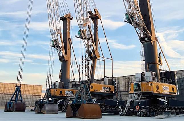 TMG cuenta con un flota de tres grúas Liebherr y varias tolvas, palas cargadoras y carretillas en sus instalaciones en el puerto de Castellón.