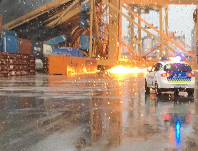 Controlado el incendio causado por la ca&iacute;da de una gr&uacute;a en APMT Barcelona&nbsp;