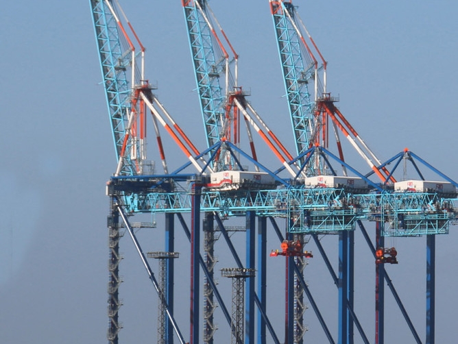 North Sea Terminal Bremerhaven adquiere cuatro gr&uacute;as STS de Liebherr